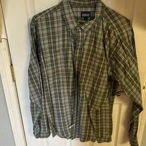 Men’s Patagonia plaid button down shirt